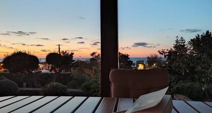 Villa with sea view, 3 minutes from the beach