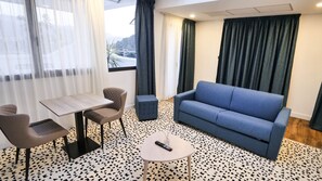 ห้องจูเนียร์สตูดิโอสวีท | ผ้าปูที่นอนฝ้ายอียิปต์, เครื่องนอนระดับพรีเมียม, มินิบาร์