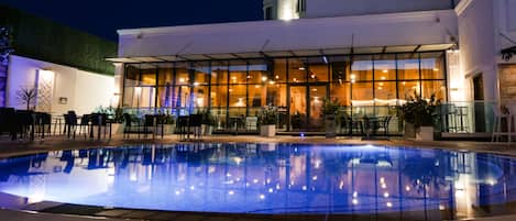 Outdoor pool, free pool cabanas, pool umbrellas