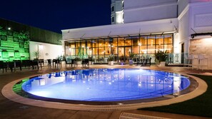 Outdoor pool, free pool cabanas, pool umbrellas