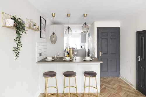 Wow Modern house 5 Bed, 4 Bath. 2 Parking Spaces!