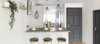 Wow Modern house 5 Bed, 4 Bath. 2 Parking Spaces!