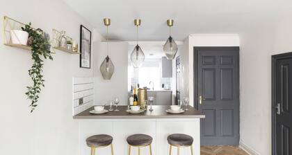 Wow Modern house 5 Bed, 4 Bath. 2 Parking Spaces!