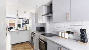 Microwave, oven, stovetop, cookware/dishes/utensils