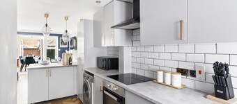 Wow Modern house 5 Bed, 4 Bath. 2 Parking Spaces!