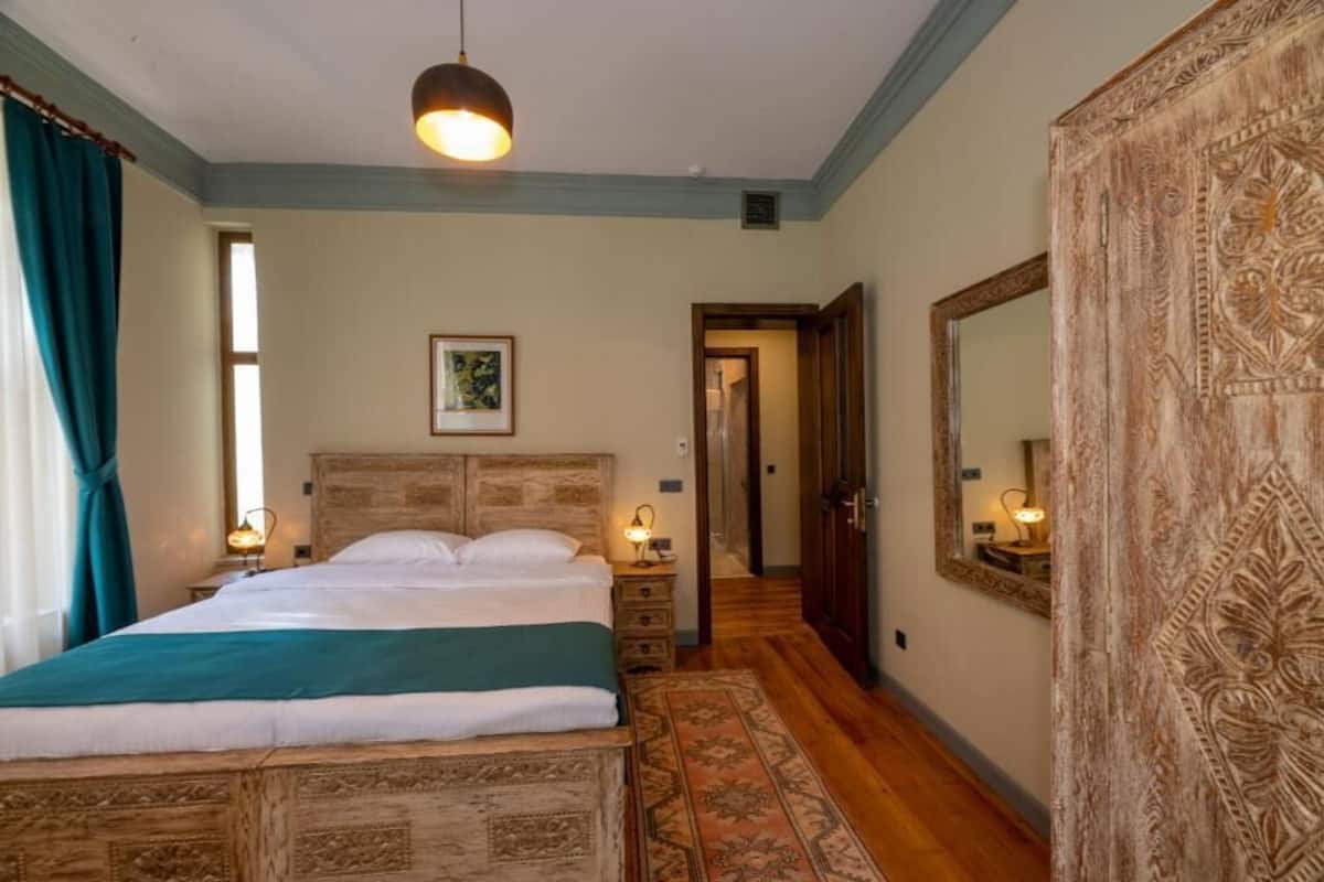 1 bedroom, Egyptian cotton sheets, premium bedding, down comforters