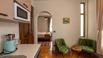 Deluxe Suite, 1 Bedroom, Non Smoking | 1 bedroom, Egyptian cotton sheets, premium bedding, down comforters