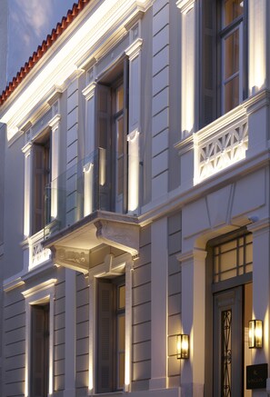 A building with classical architecture, featuring a balcony with glass railings and a decorative entrance. - Kinglin Luxury Living (Athens)