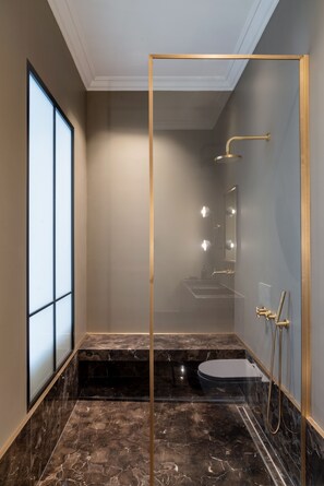 Suite monolocale Deluxe | Bagno | Doccia, accappatoio, pantofole, asciugamani