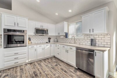 Modern Farmhouse-Hot Tub, Fire Pit & Game Room