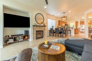 Smart TV, fireplace, books - Gated Community near Empire Polo, Pools, Tennis, Golf, Dog friendly, EV charger (Indio)