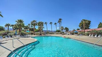 Een buitenzwembad en een verwarmd zwembad