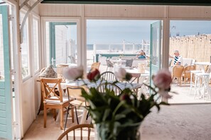 Outdoor dining - Luxe beach lodges in Wijk aan Zee | Vakantie op het strand! (Wijk aan Zee)