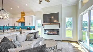 TV connectée, cheminée, écrans d'ordinateur