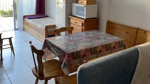 Interior - T2 apartment with large terrace (Gruissan)