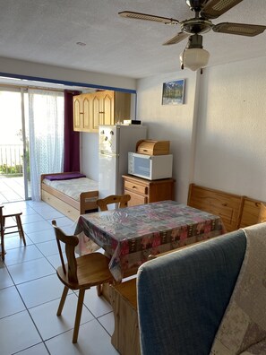 Interior - T2 apartment with large terrace (Gruissan)