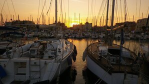 Marina - T2 apartment with large terrace (Gruissan)
