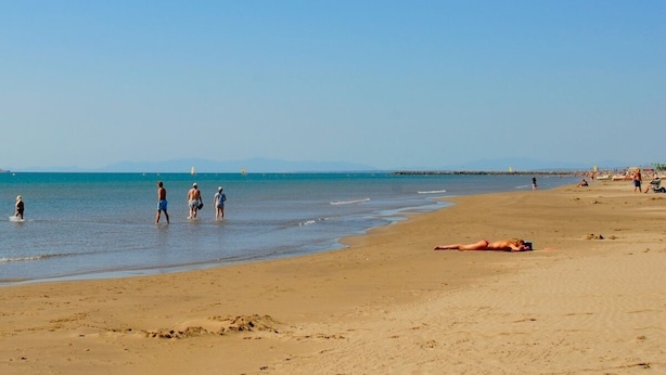 Beach nearby, sun loungers - T2 apartment with large terrace (Gruissan)