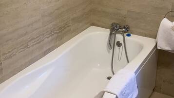 Een bad/douchecombinatie, een bidet