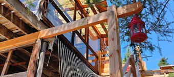 Colorful, self-contained Père Castor apartment in the center of Molines