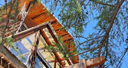 Colorful, self-contained Père Castor apartment in the center of Molines