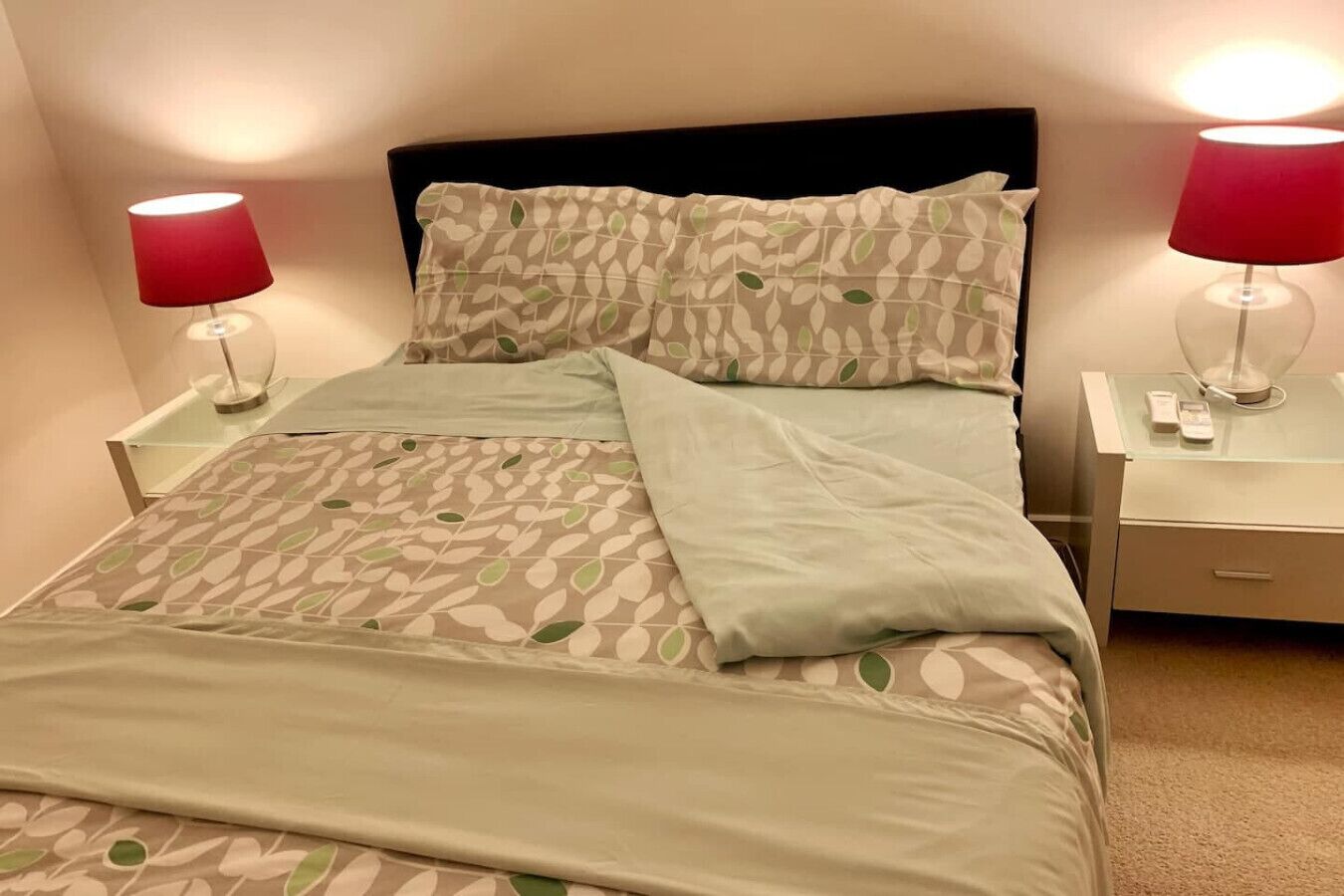 3 dormitorios, escritorio, tabla de planchar con plancha y cuna de viaje