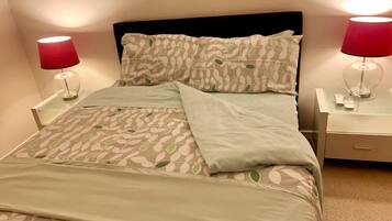 3 dormitorios, escritorio, tabla de planchar con plancha y cuna de viaje