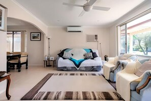 Interior - Nepean Hospital 3BR pet-friendly home + parking (Kingswood)