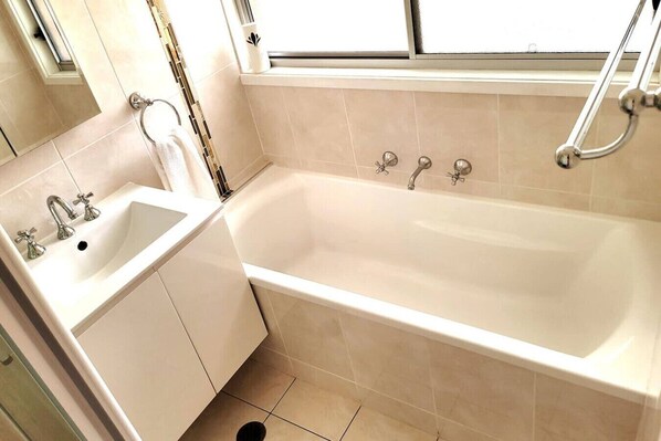 Bathroom - Nepean Hospital 3BR pet-friendly home + parking (Kingswood)