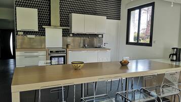 Een microgolfoven, een vaatwasser, een koffiezetapparaat/waterkoker