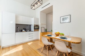 Fridge, microwave, oven, stovetop - WELCOME ALIADOS Spacious Ap Iconic Building heart of Porto city (Porto)