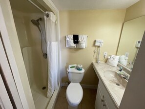 Baignoire, sèche-cheveux, serviettes fournies, savon