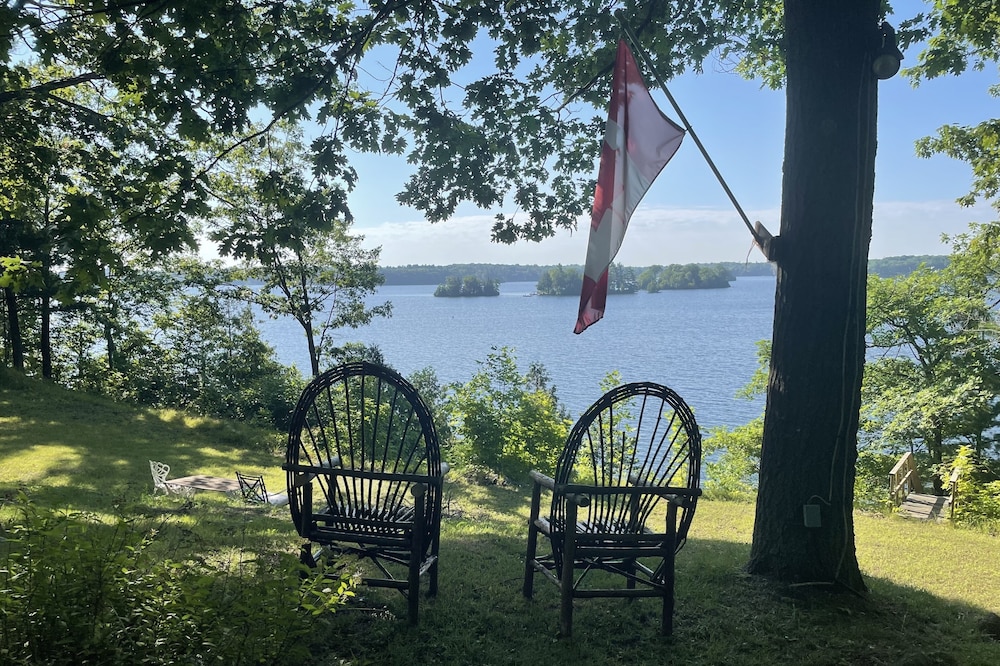 Beautiful Remodelled Private Cottage on the Upper Rideau Lake