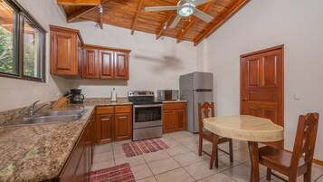 KĂŒhlschrank, Mikrowelle, Ofen, Herdplatte