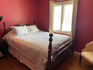 2 bedrooms, iron/ironing board, bed sheets - Cozy Raised Ranch Style House - 7 min. to Saratoga Racetrack (Saratoga Springs)