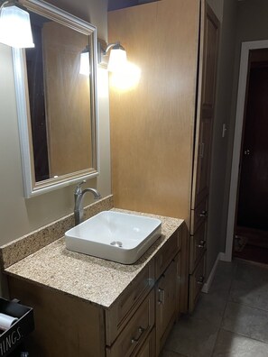 Combined shower/tub, towels, toilet paper - Cozy Raised Ranch Style House - 7 min. to Saratoga Racetrack (Saratoga Springs)