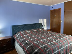 2 bedrooms, iron/ironing board, bed sheets - Cozy Raised Ranch Style House - 7 min. to Saratoga Racetrack (Saratoga Springs)