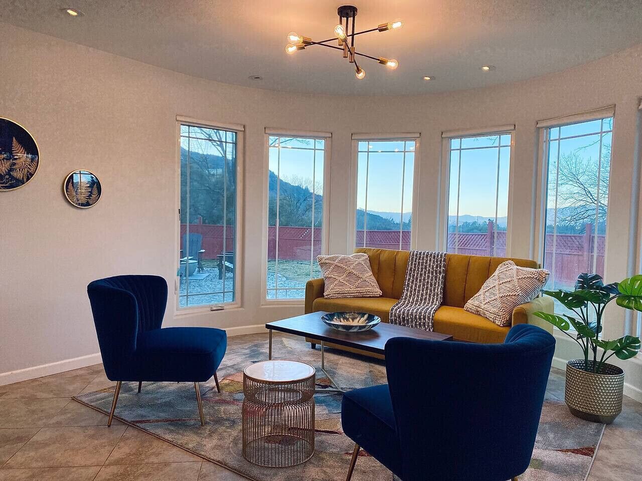 Älytelevisio, takka, pöytäjalkapallopöytä, pöytätennispöytä