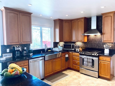 Near Yosemite South Gate/ Hot Tub / Views / Games