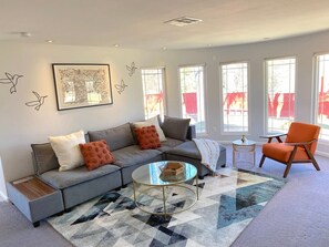 Smart TV, fireplace, table football, ping pong - Mountain Escape Near Yosemite South Gate, Hot Tub, Views, Games & Pet friendly! (Oakhurst)