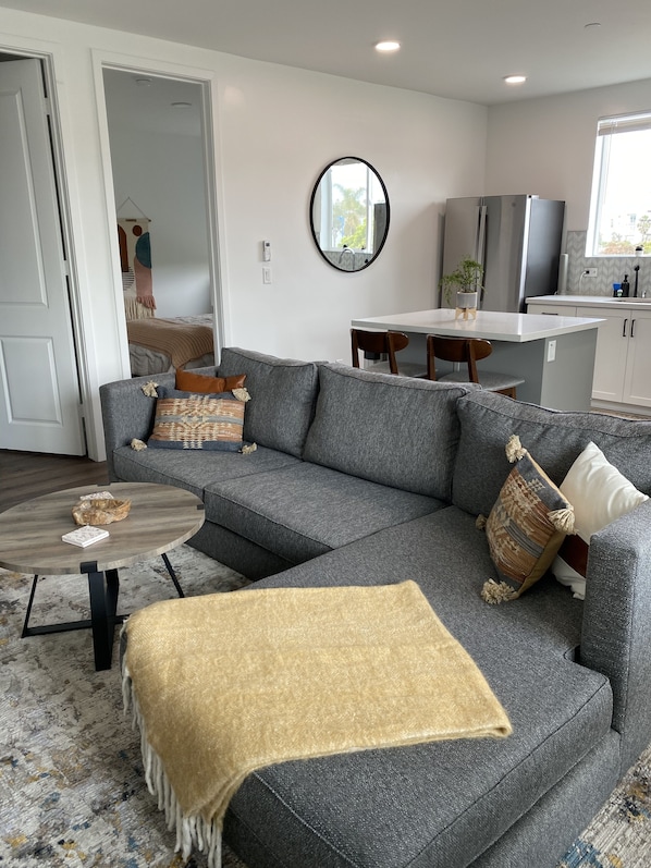 Smart TV - Oceanside beach retreat 3 min walk to beach Rooftop views (Oceanside)