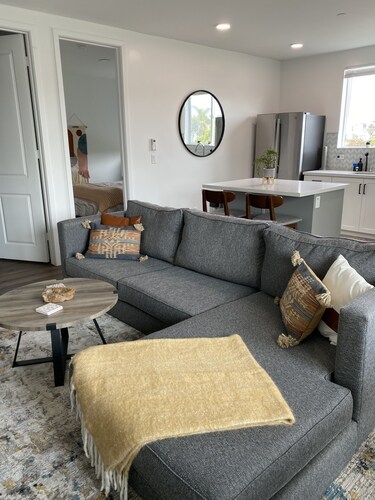 Oceanside beach retreat 3 min walk to beach Rooftop views