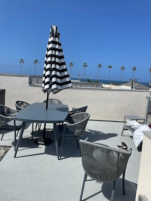Outdoor dining - Oceanside beach retreat 3 min walk to beach Rooftop views (Oceanside)