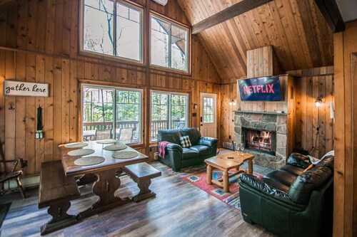 Cozy Poconos Getaway with Firepit, Beach & Lake Access. Minutes to the beach