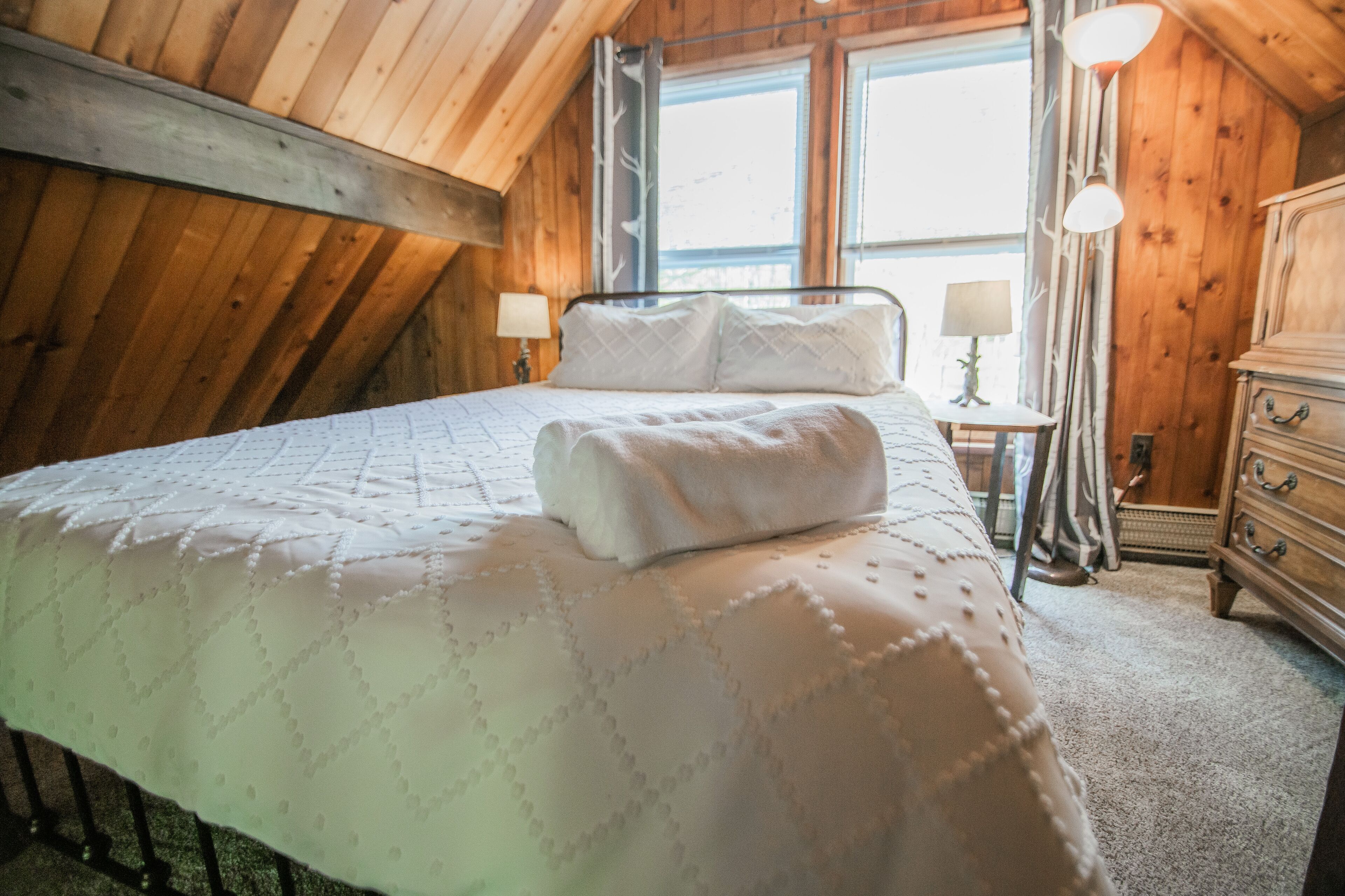 Intimate Chalet w/Deck/FirePit /Grill/ SmartTVs