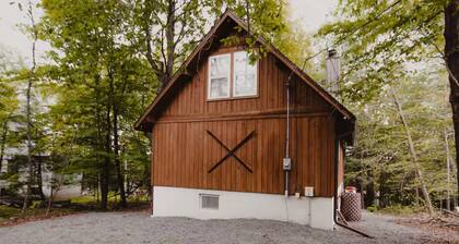 Cozy Poconos Getaway with Firepit, Beach & Lake Access. Minutes to the beach