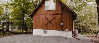 Cozy Poconos Getaway with Firepit, Beach & Lake Access. Minutes to the beach