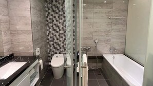 Habitación cuádruple Deluxe | Baño