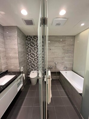 豪華四人房 | 浴室 | 水療按摩蓮蓬頭、吹風機、拖鞋、毛巾