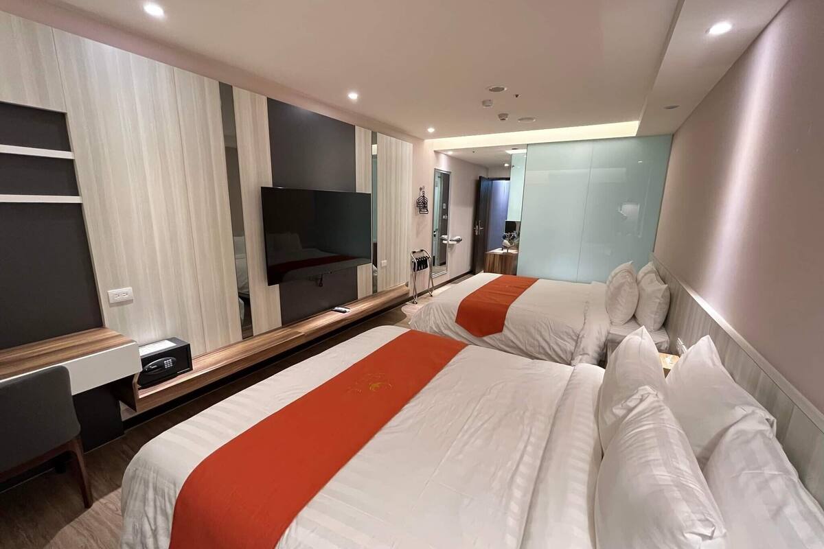 Habitación cuádruple Deluxe | Caja fuerte y espacio para trabajar con un portátil